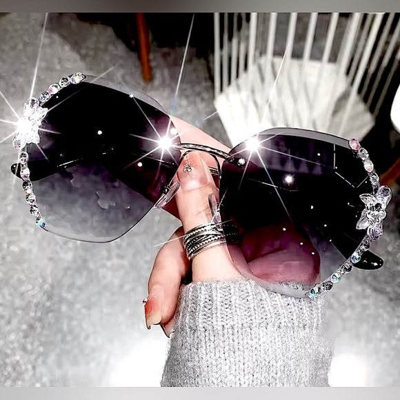 Dark grey tinted crystal rhinestone sunglasses - Picture 5 of 8